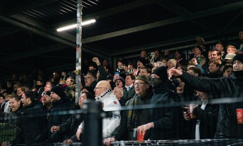 Fanatieke SC Telstar supporters in uitvak tijdens een uitwedstrijd
