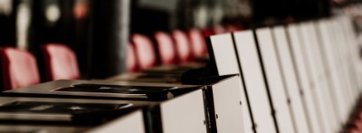 Persstoelen in het BUKO Stadion van SC Telstar met rode tribunezitplaatsen op de achtergrond