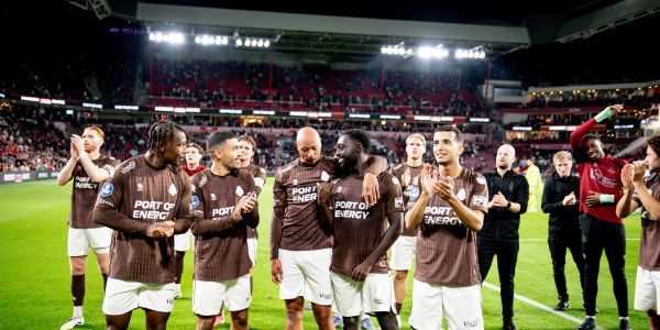 SC Telstar spelers bedanken supporters na uitwedstrijd tijdens awayday in stadion
