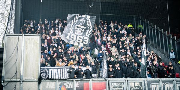 SC Telstar supporters met grote 1963-vlag in uitvak tijdens awayday