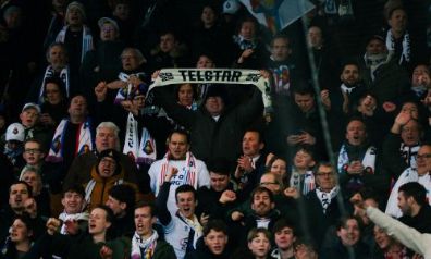 SC Telstar supporters in uitvak met Telstar-sjaal tijdens awayday uitwedstrijd