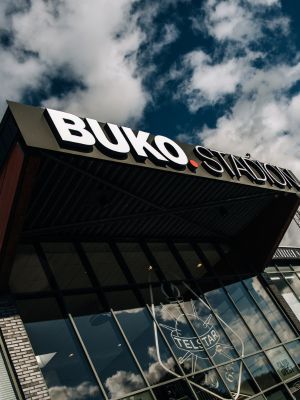Entree van het BUKO Stadion met gevel en groot SC Telstar-logo in Velsen-Zuid