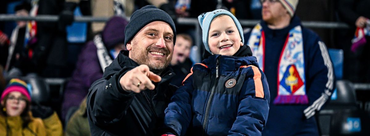 Vader en kind juichen op tribune bij SC Telstar tijdens wedstrijdbezoek seizoen 2025-2026