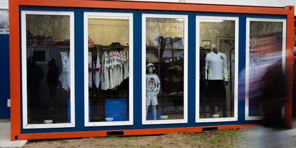 Fanshop container met SC Telstar merchandise bij stadion tijdens wedstrijdbezoek 2025-2026