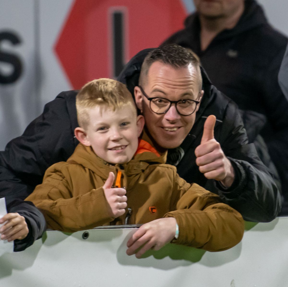 Vader en zoon juichen langs het veld bij BUKO Stadion tijdens wedstrijd van Telstar