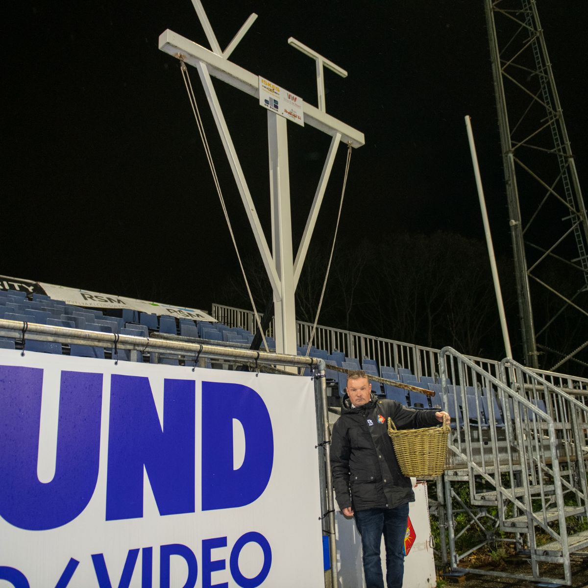 Beroemde mandjes bij BUKO Stadion om de score handmatig bij te houden tijdens wedstrijden van Telstar