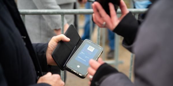 Mobiele ticketcontrole bij ingang stadion tijdens wedstrijdbezoek SC Telstar seizoen 2025-2026