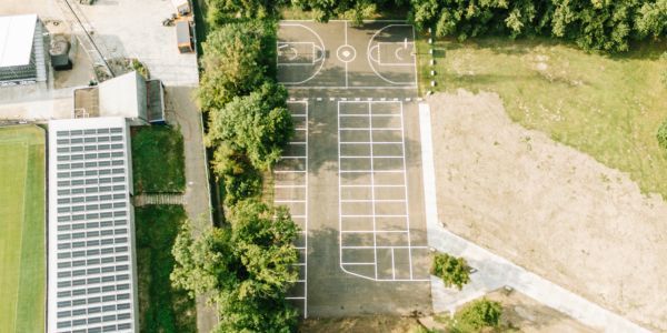 Luchtfoto van sportvelden en basketbalveld en parkeerplekken naast SC Telstar stadion bij wedstrijdbezoek 2025-2026