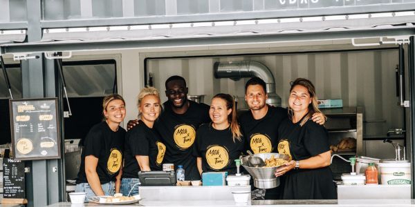 Horecapersoneel in foodtruck bij SC Telstar stadion tijdens wedstrijdbezoek seizoen 2025-2026