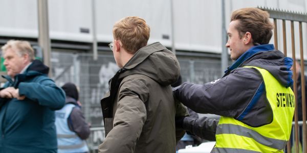 Steward controleert supporter bij ingang SC Telstar stadion tijdens wedstrijdbezoek 2025-2026
