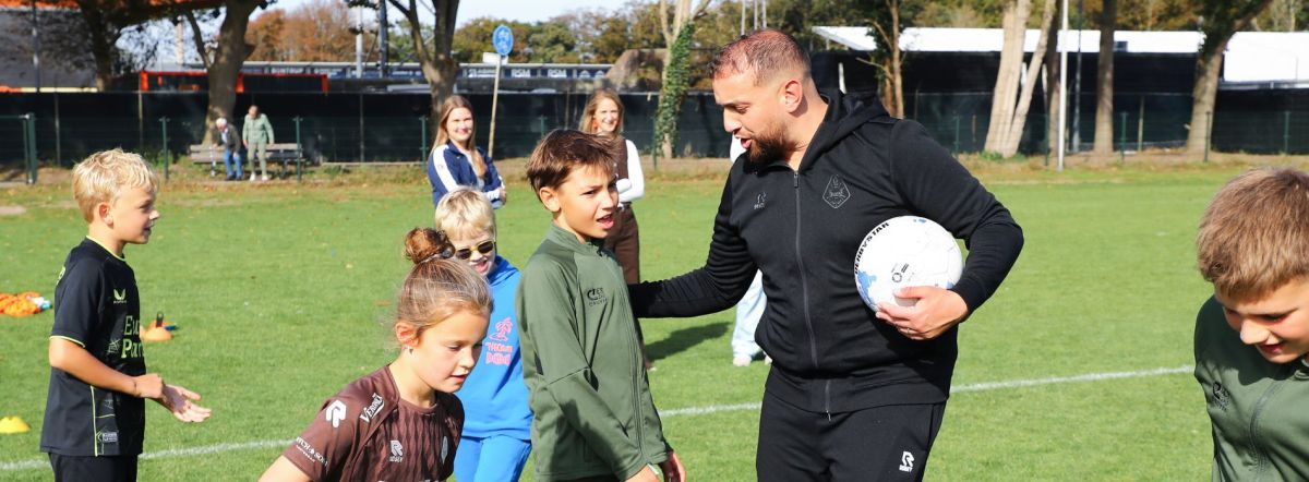 Mounir Azaoum geeft inspirerende clinic aan Playing for Success-deelnemers