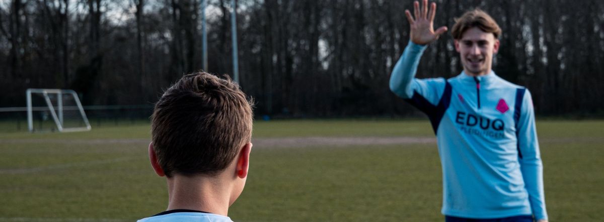 Succesvolle voetbalclinics voor deelnemers Playing for Success bij Telstar