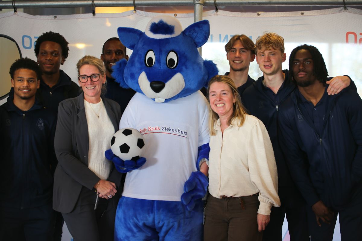 Selectie Telstar bezorgt kinderen onvergetelijke middag in Rode Kruis Ziekenhuis