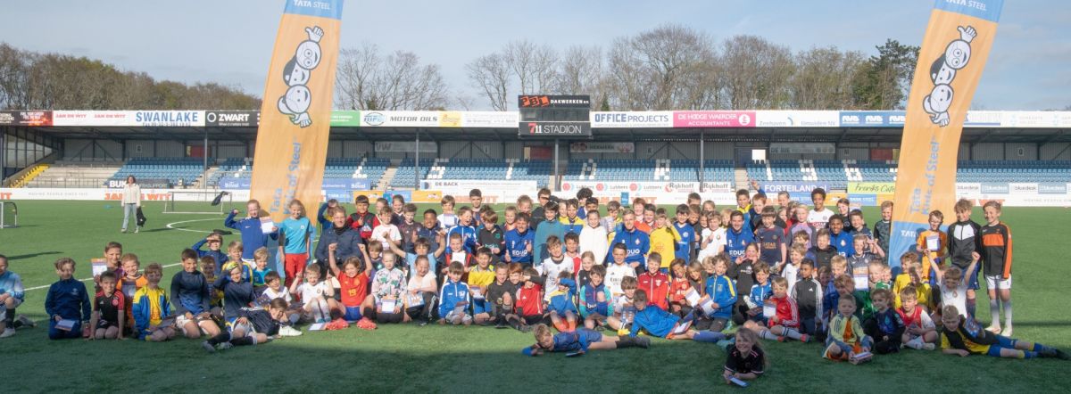 Geslaagde aftrap van de Tata - Kids of Steel® Football Clinic
