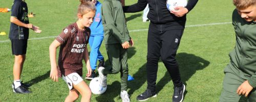 Mounir Azaoum geeft inspirerende clinic aan Playing for Success-deelnemers