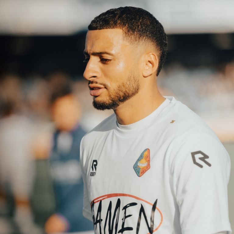 Telstar-speler in wit shirt gefocust op het veld tijdens wedstrijd in BUKO Stadion